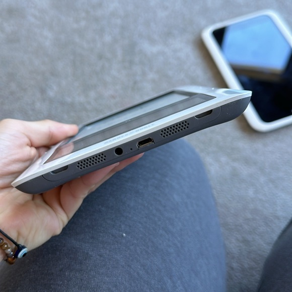 Nook by Barnes & Noble White Wireless Wi-Fi Simple Touch Screen eBook Re… - Picture 4 of 4